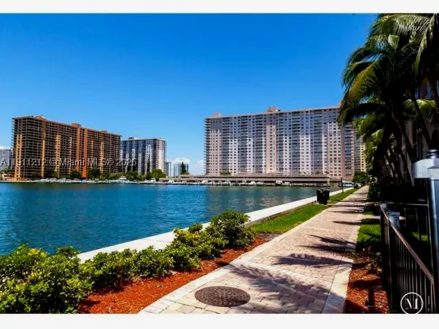 2-bedroom condo for sale in Sunny Isles Beach - 17150 N Bay Rd 2207 - MondialRealty