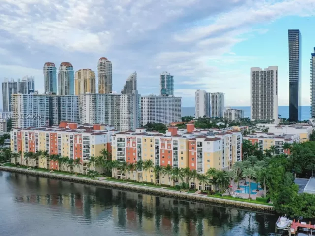 2-bedroom condo for sale in Sunny Isles Beach - 17150 N Bay Rd 2207 - MondialRealty