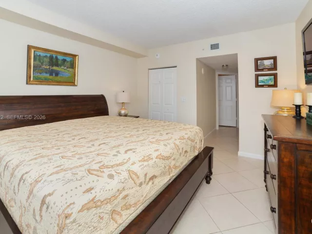 2-bedroom condo for sale in Sunny Isles Beach - 17150 N Bay Rd 2207 - MondialRealty