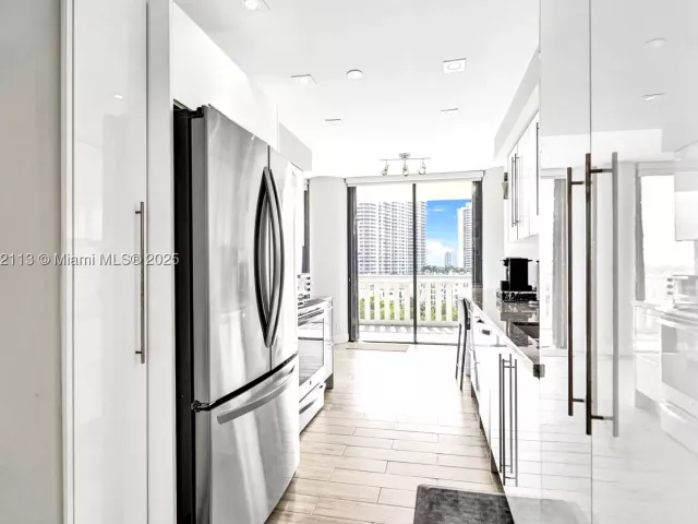 2-bedroom condo for rent in Aventura - 3000 Island Blvd 903 - MondialRealty