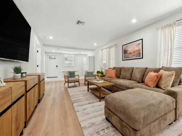 Home for rent at 125 NW 3rd Avenue - photo 6774833