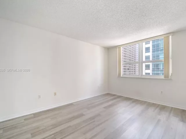 3-bedroom condo for rent in Miami - 1155 BRICKELL BAY DR 1602 - MondialRealty