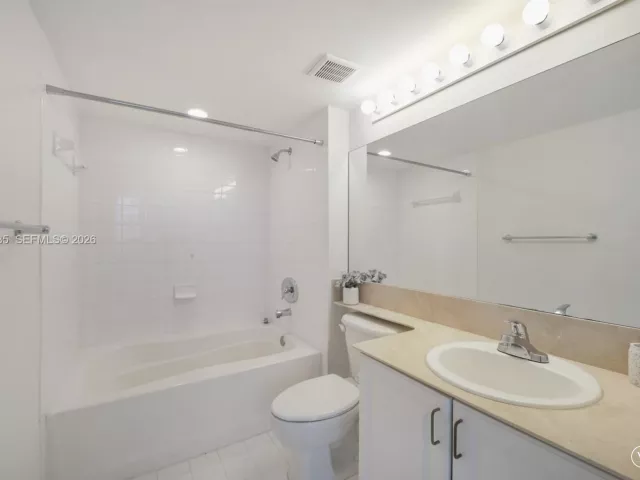 3-bedroom condo for rent in Miami - 1155 BRICKELL BAY DR 1602 - MondialRealty