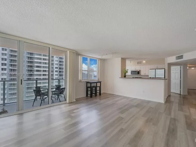 3-bedroom condo for rent in Miami - 1155 BRICKELL BAY DR 1602 - MondialRealty