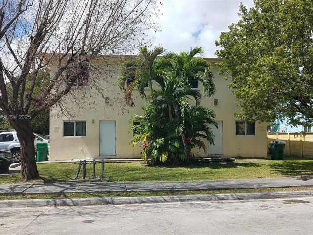 4-bedroom home for rent in Miami - 13950 NE 2nd Ave 1A - MondialRealty