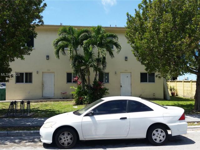 4-bedroom home for rent in Miami - 13950 NE 2nd Ave 1A - MondialRealty