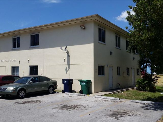 4-bedroom home for rent in Miami - 13950 NE 2nd Ave 1A - MondialRealty