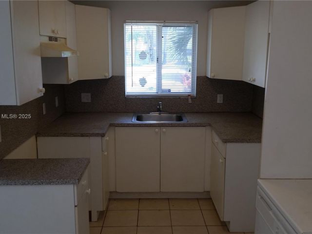 4-bedroom home for rent in Miami - 13950 NE 2nd Ave 1A - MondialRealty