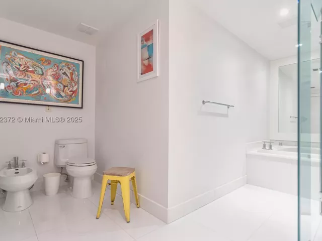2-bedroom condo for rent in Miami Beach - 520 West Ave 1102 - MondialRealty