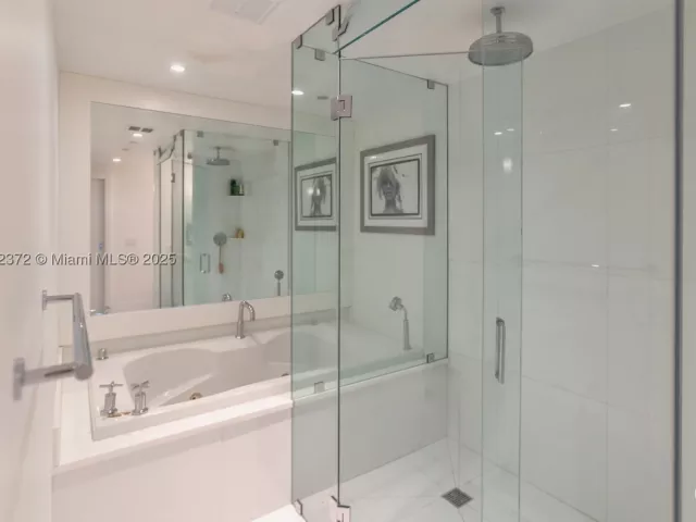2-bedroom condo for rent in Miami Beach - 520 West Ave 1102 - MondialRealty
