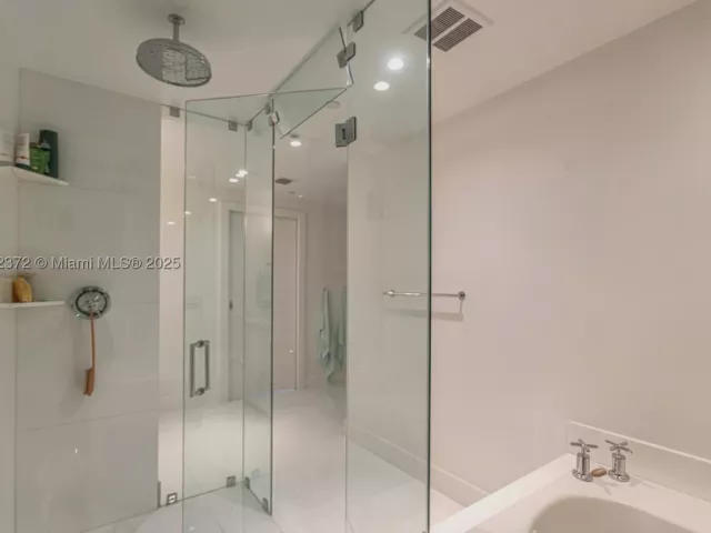 2-bedroom condo for rent in Miami Beach - 520 West Ave 1102 - MondialRealty