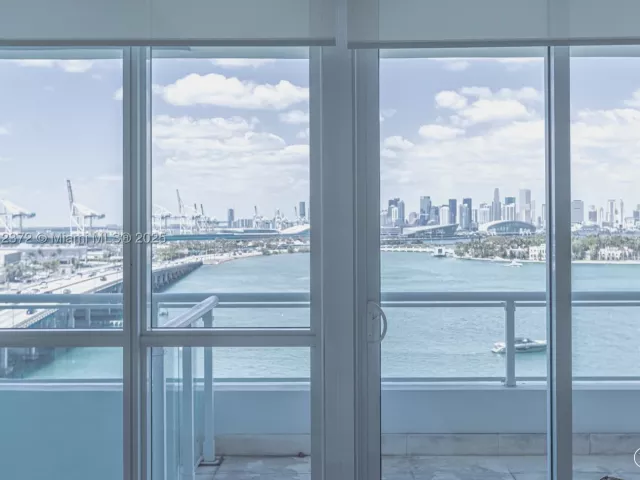 2-bedroom condo for rent in Miami Beach - 520 West Ave 1102 - MondialRealty