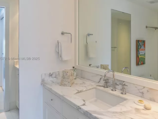 2-bedroom condo for rent in Miami Beach - 520 West Ave 1102 - MondialRealty