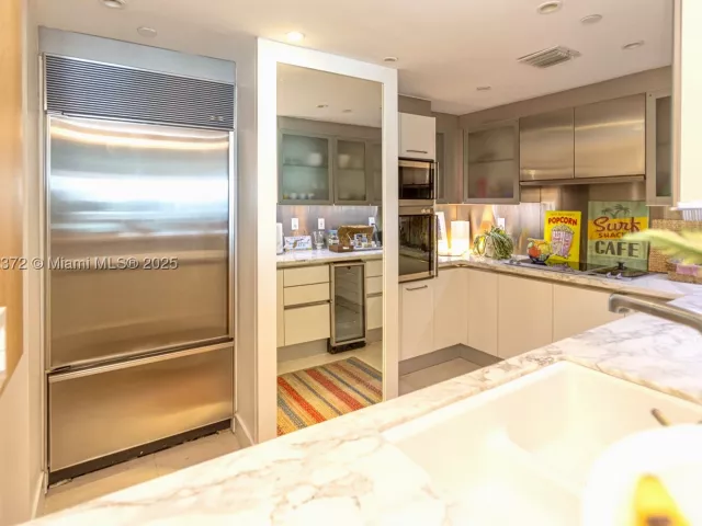 2-bedroom condo for rent in Miami Beach - 520 West Ave 1102 - MondialRealty