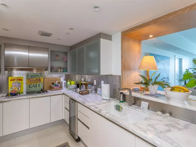 2-bedroom condo for rent in Miami Beach - 520 West Ave 1102 - MondialRealty