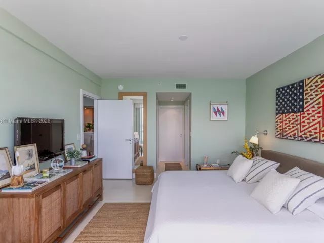 2-bedroom condo for sale in Miami Beach - 520 West Ave 1102 - MondialRealty