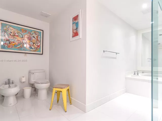 2-bedroom condo for sale in Miami Beach - 520 West Ave 1102 - MondialRealty