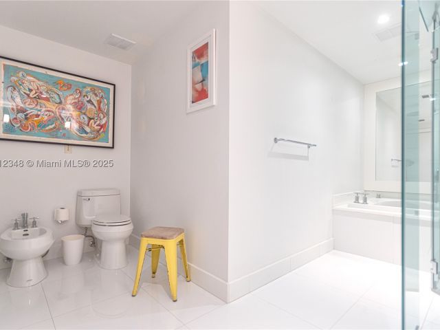 2-bedroom condo for sale in Miami Beach - 520 West Ave 1102 - MondialRealty