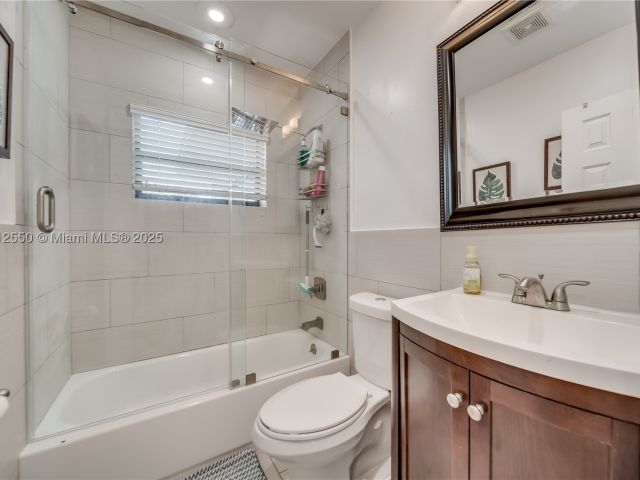 3-bedroom home for sale in Hollywood - 7440 Fillmore St - MondialRealty