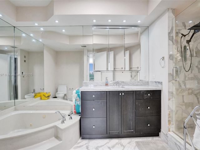 2-bedroom condo for sale in Aventura - 20281 E Country Club Dr 511 - MondialRealty