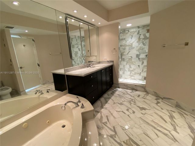 2-bedroom condo for sale in Aventura - 20281 E Country Club Dr 511 - MondialRealty