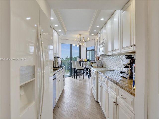 2-bedroom condo for sale in Aventura - 20281 E Country Club Dr 511 - MondialRealty