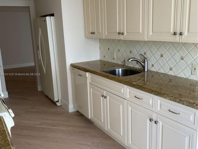 2-bedroom condo for sale in Aventura - 20281 E Country Club Dr 511 - MondialRealty