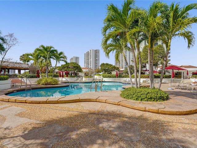 2-bedroom condo for sale in Aventura - 20281 E Country Club Dr 511 - MondialRealty
