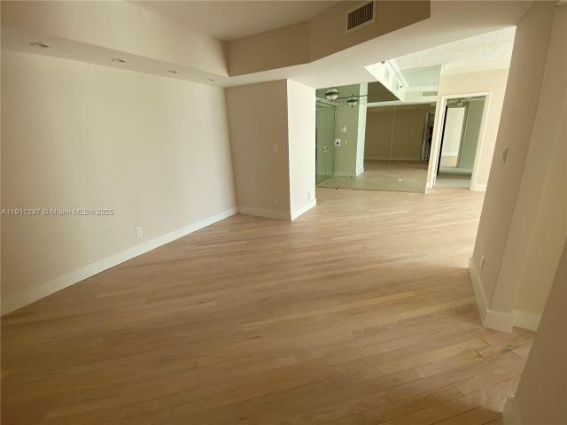 2-bedroom condo for sale in Aventura - 20281 E Country Club Dr 511 - MondialRealty