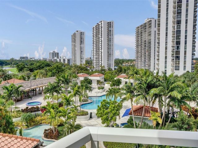 2-bedroom condo for sale in Aventura - 20281 E Country Club Dr 511 - MondialRealty