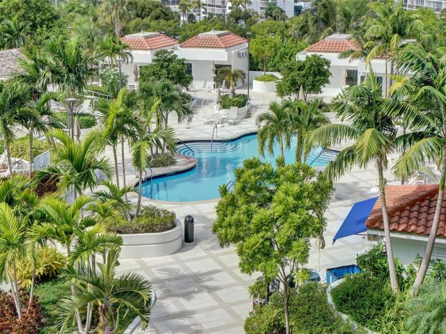 2-bedroom condo for sale in Aventura - 20281 E Country Club Dr 511 - MondialRealty