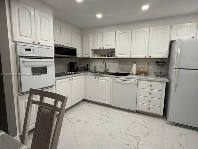 1-bedroom condo for rent in Sunny Isles Beach - 19380 Collins Ave 1209 - MondialRealty