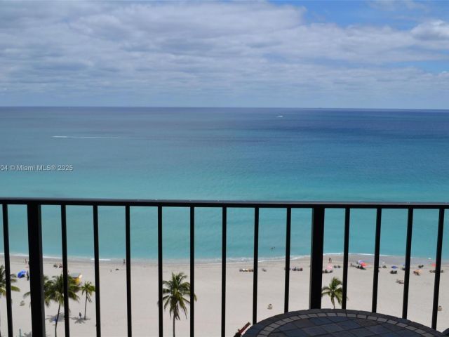 1-bedroom condo for rent in Hollywood - 2101 S Ocean Dr 1702 - MondialRealty