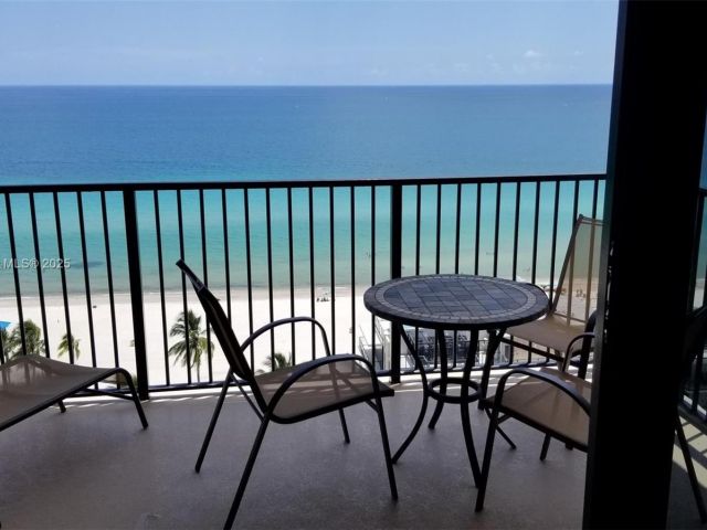 1-bedroom condo for rent in Hollywood - 2101 S Ocean Dr 1702 - MondialRealty