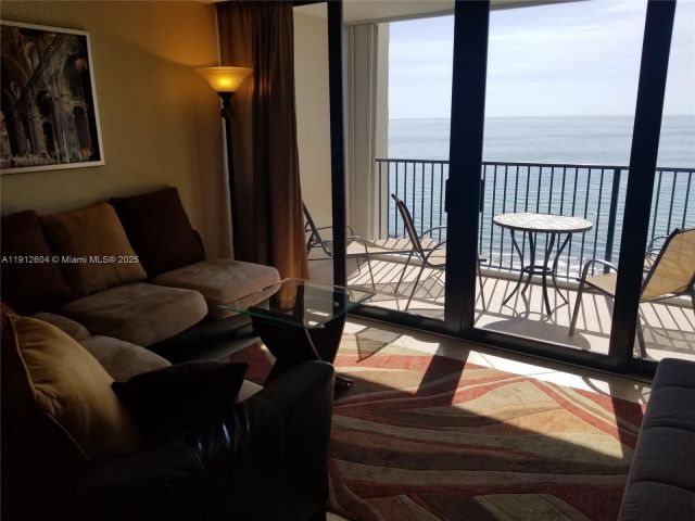 1-bedroom condo for rent in Hollywood - 2101 S Ocean Dr 1702 - MondialRealty