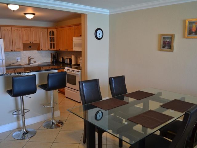 1-bedroom condo for rent in Hollywood - 2101 S Ocean Dr 1702 - MondialRealty