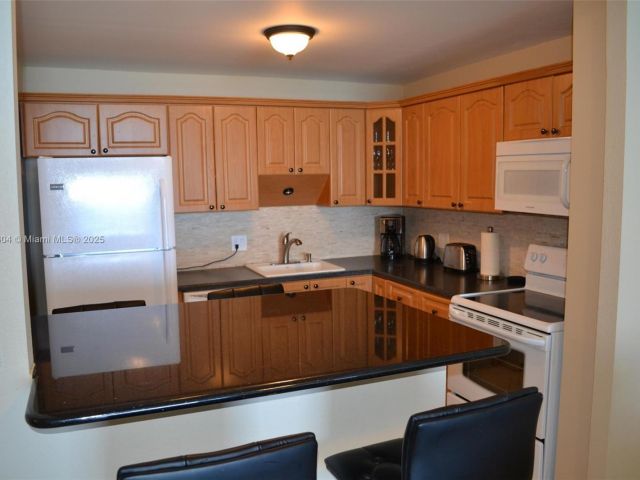 1-bedroom condo for rent in Hollywood - 2101 S Ocean Dr 1702 - MondialRealty