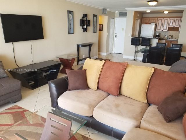 1-bedroom condo for rent in Hollywood - 2101 S Ocean Dr 1702 - MondialRealty