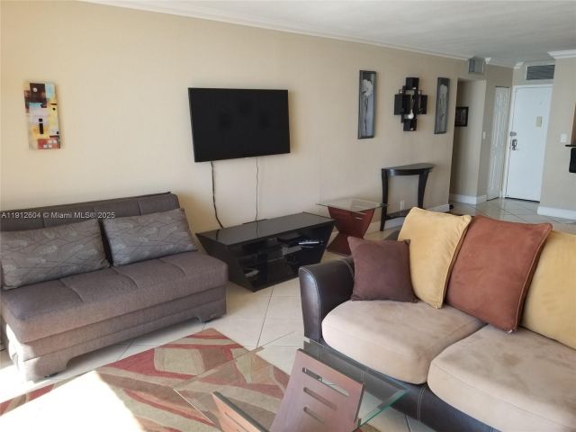 1-bedroom condo for rent in Hollywood - 2101 S Ocean Dr 1702 - MondialRealty