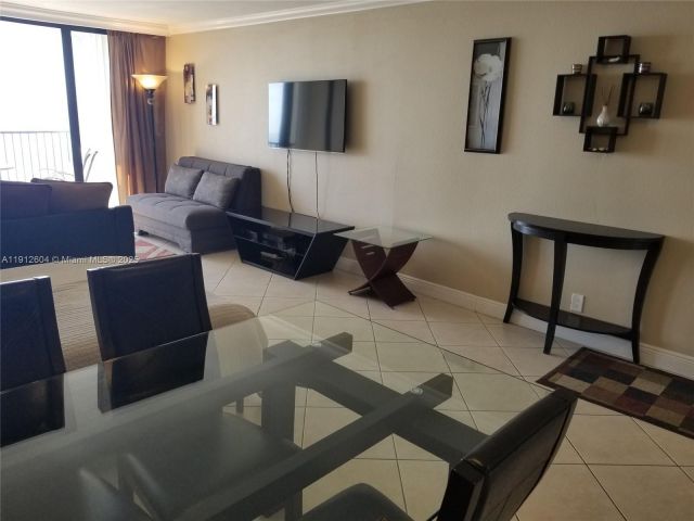 1-bedroom condo for rent in Hollywood - 2101 S Ocean Dr 1702 - MondialRealty