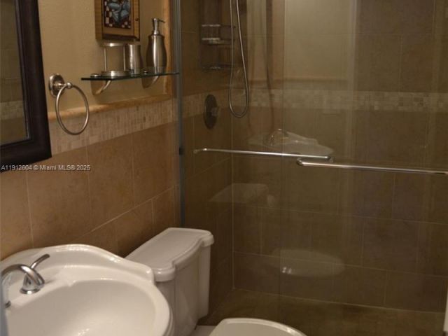 1-bedroom condo for rent in Hollywood - 2101 S Ocean Dr 1702 - MondialRealty