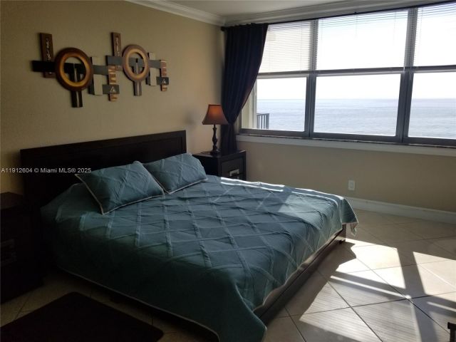 1-bedroom condo for rent in Hollywood - 2101 S Ocean Dr 1702 - MondialRealty