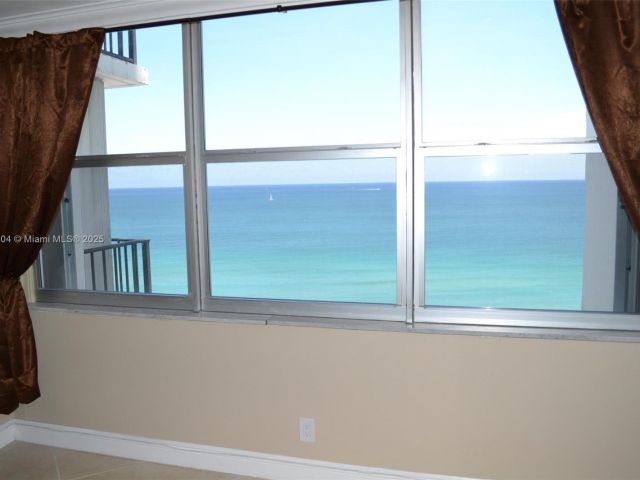 1-bedroom condo for rent in Hollywood - 2101 S Ocean Dr 1702 - MondialRealty