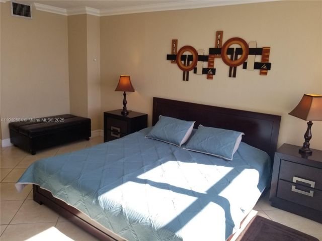 1-bedroom condo for rent in Hollywood - 2101 S Ocean Dr 1702 - MondialRealty