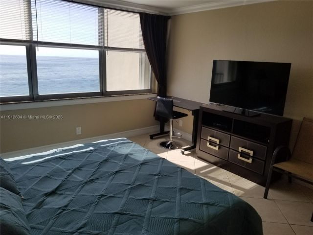 1-bedroom condo for rent in Hollywood - 2101 S Ocean Dr 1702 - MondialRealty
