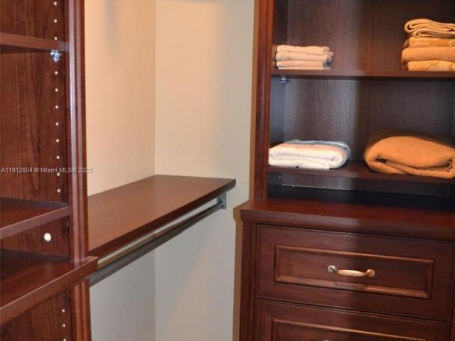 1-bedroom condo for rent in Hollywood - 2101 S Ocean Dr 1702 - MondialRealty