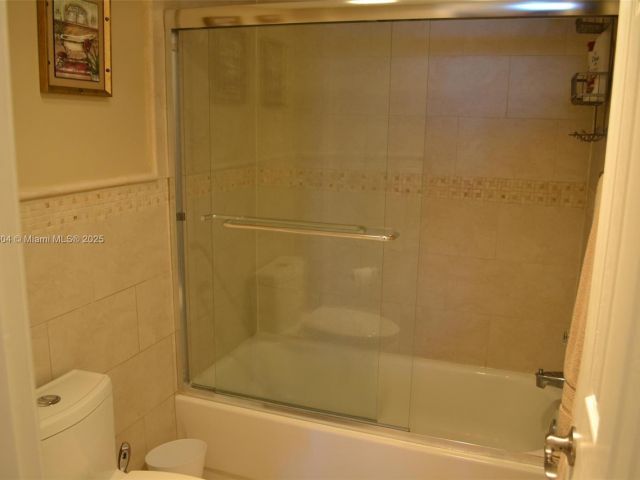 1-bedroom condo for rent in Hollywood - 2101 S Ocean Dr 1702 - MondialRealty