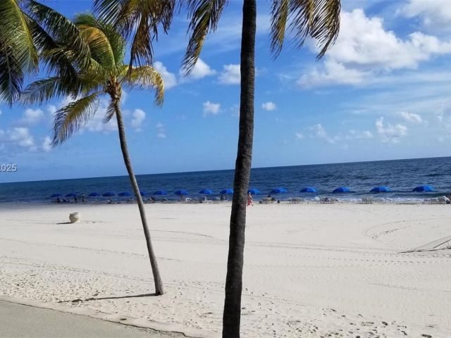 1-bedroom condo for rent in Hollywood - 2101 S Ocean Dr 1702 - MondialRealty