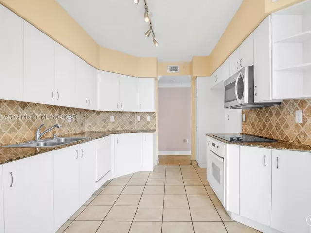 2-bedroom condo for sale in Aventura - 3370 Hidden Bay Dr 804 - MondialRealty