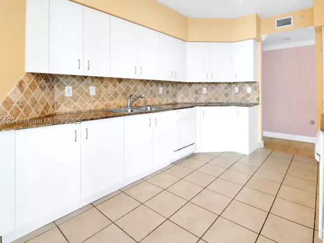 2-bedroom condo for sale in Aventura - 3370 Hidden Bay Dr 804 - MondialRealty